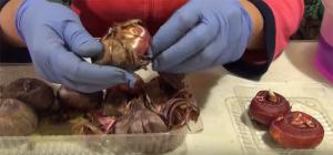 Очистка луковиц от засохших чешуек